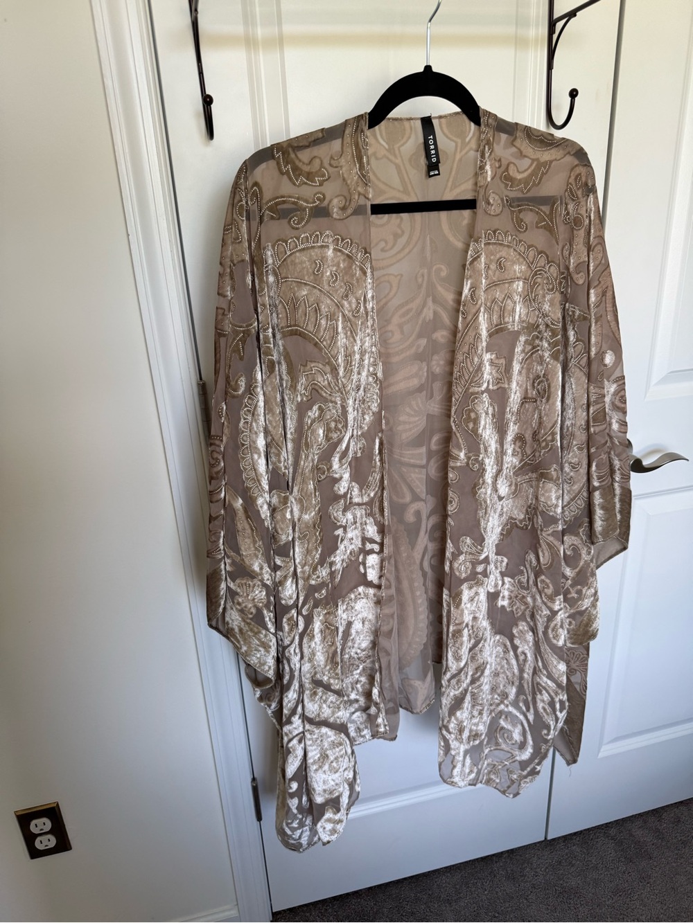 torrid taupe and cream patterned kimono